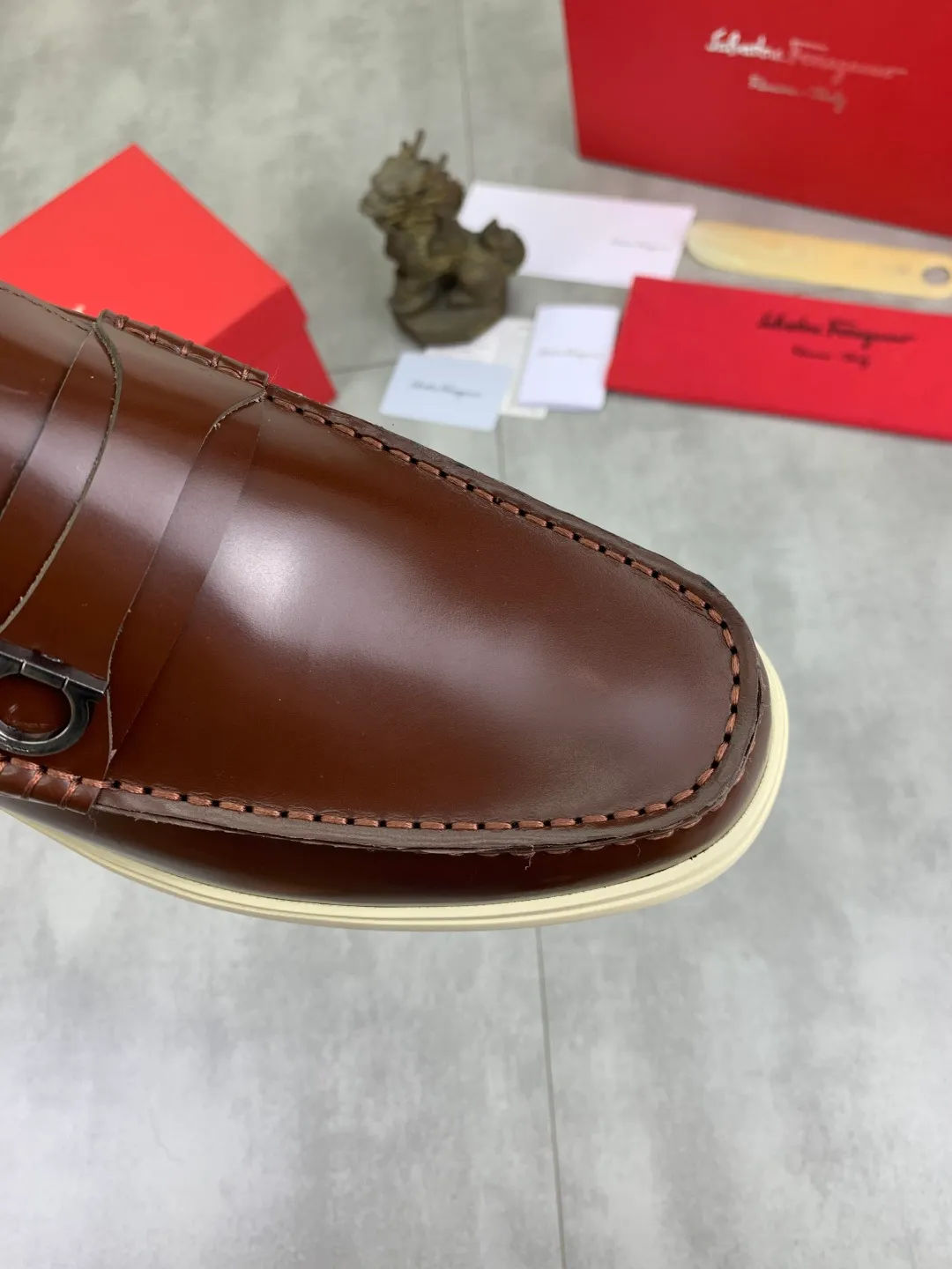 Men's Men's Shoes 💰P580💰[New Style] Water-dyed Niuli 🆘[Salvatore Ferragamo] Ferragamo's latest casual business leather shoes for men! Listed simultaneously! The fabric is made of specially imported original open-edge beaded calfskin, and the interior is made of imported water-dyed cowhide. It is absolutely luxurious and leads the fashion trend. Matching code: 38-44 (45 and 46 can be customized) Black, brown and burgundy colors available